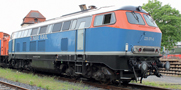 [Lokomotivy] → [Motorov] → [BR 218] → 02723: dieselov lokomotiva modr s ervenmi ely, ed stecha, ern rm a pojezd