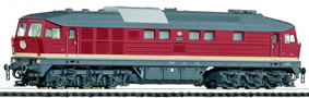 [Lokomotivy] → [Motorov] → [BR 132] → 36209: dieselov lokomotiva erven s edou stechou, ern pojezd