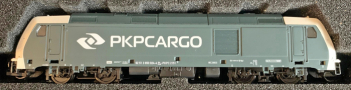 [Lokomotivy] → [Motorov] → [BR 246] → 501434: dieselov lokomotiva antracitov s logem „PKPCARGO“