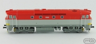 [Lokomotivy] → [Motorov] → [T478.1 „Bardotka”] → ZSR-751-058: dieselov lokomotiva erven-bl s vstranm pruhem