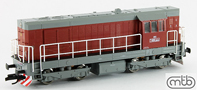 [Lokomotivy] → [Motorov] → [T466.2/T448.0] → TT472-T024 : dieselov lokomotiva erven s edou stechou, rmem a pojezdem