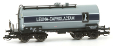 [Nkladn vozy] → [Cisternov] → [4-os s lvkou Ra] → 51524: kotlov vz ed s modrm pruhem „LEUNA-CAPROLACTAM“