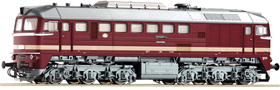 dieselová lokomotiva červená s krémovým pruhem, šedá střecha a podvozky, typ BR 120