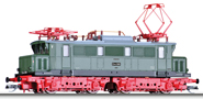 elektrická lokomotiva zelená s šedou střechou, černý rám a červený pojezd, typ E 44