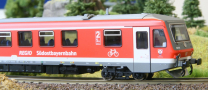 [Lokomotivy] → [Motorov vozy a jednotky] → [BR 628] → 51008310: dvoudln motorov jednotka erven-bl s edou stechou „Sdostbayernbahn“