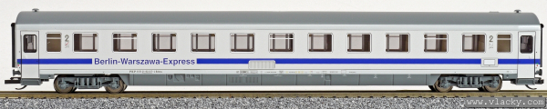 rychlíkový vůz bílý s modrým pásem a šedou střechou 2. tř. „Berlin-Warszawa-Express“, typ Bdmnu