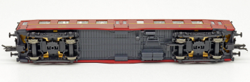 osobní vůz červenohnědý s šedou střechou 2. tř., typ Balm