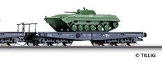 plošinový nákladní vůz černý s nákladem tanku BMP-1, typ Salp/Px