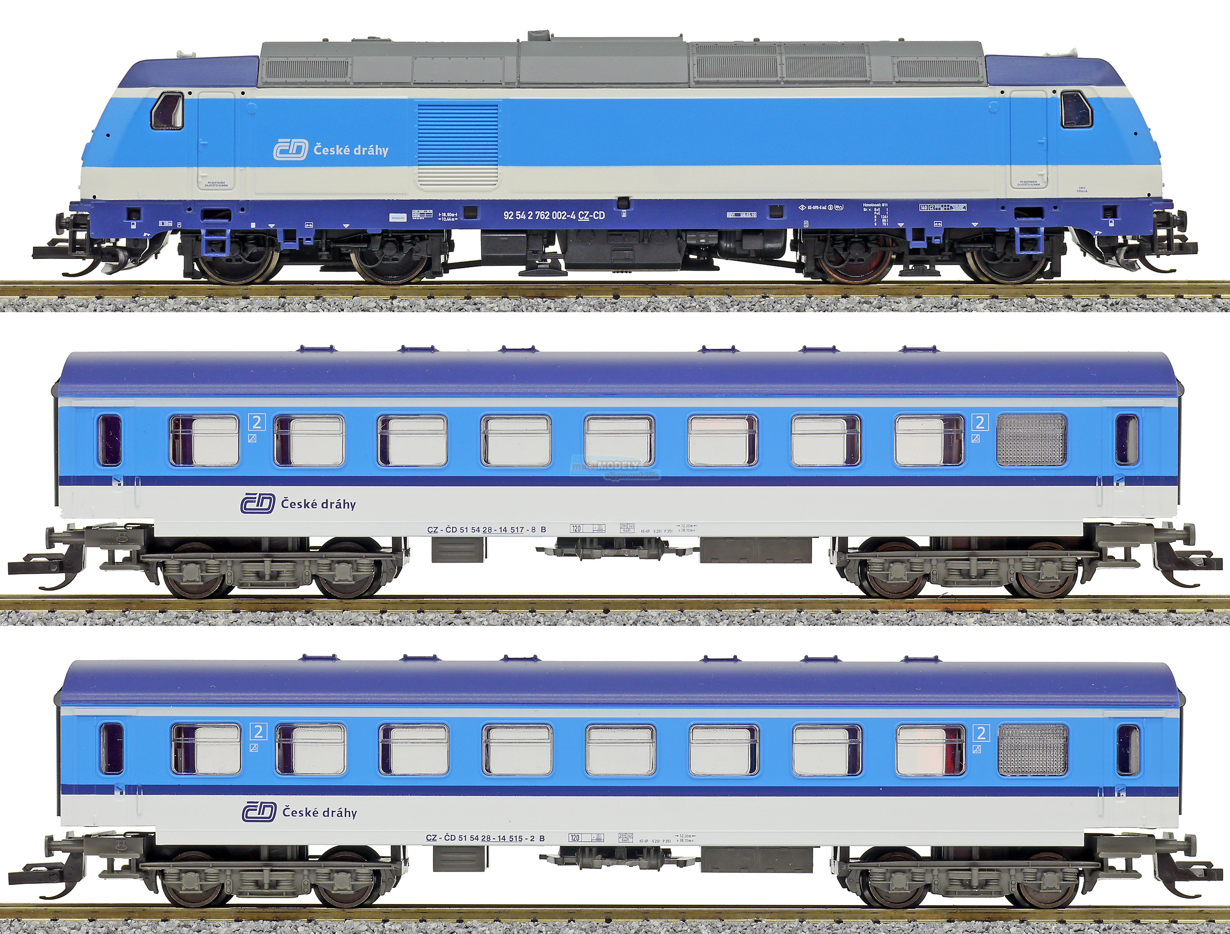 Start set - dieselová lokomotiva TRAXX a 2 osobní vozy + koleje + regulátor