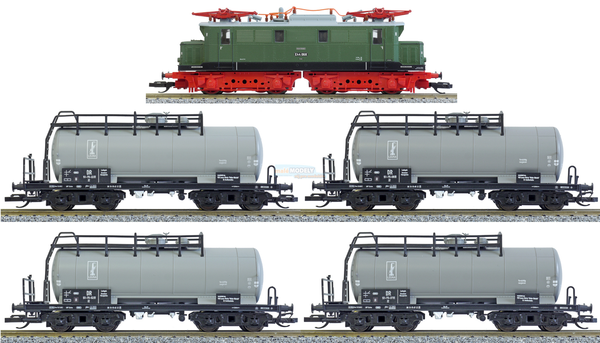 Set nákladního vlaku - elektrická lokomotiva E 44 + 4 cisternové vozy + koleje + regulátor - (31.03.2017)