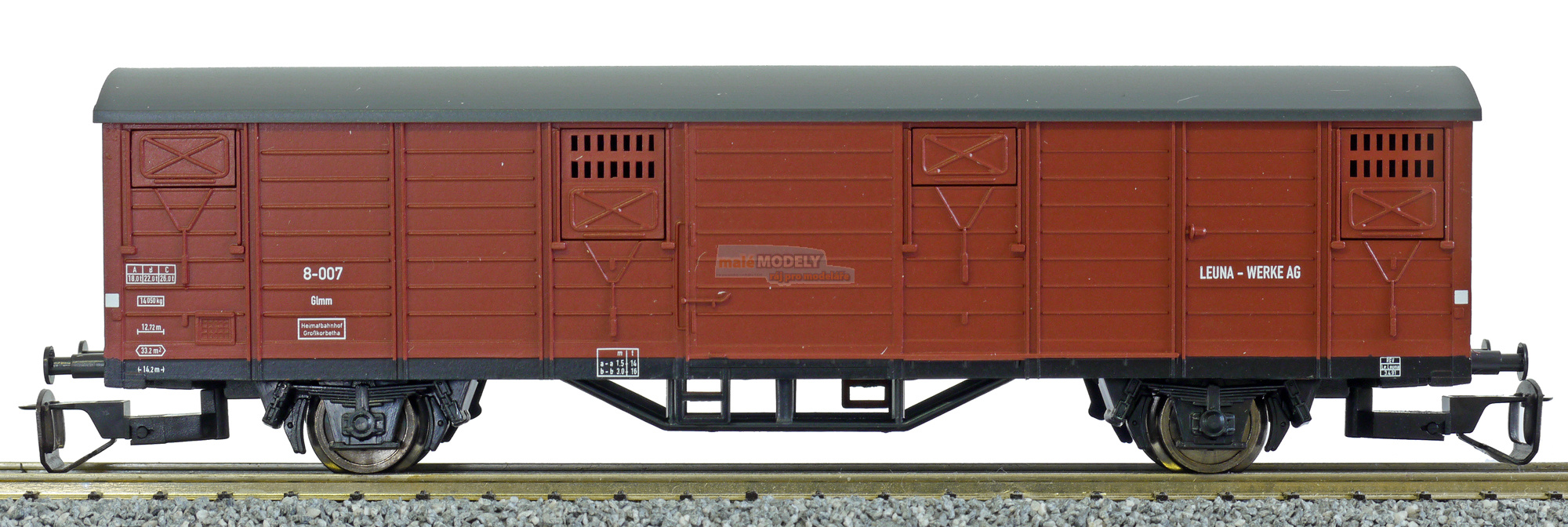 Krytý nákladní vůz červenohnědý s tmavě šedou střechou Leuna