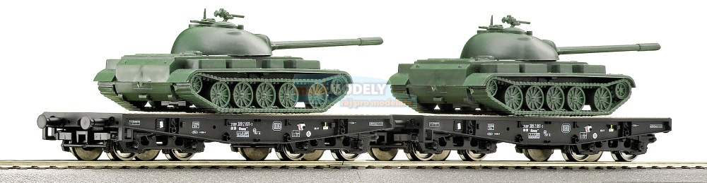 Set dvou plošinových vozů s nákladem tanků T55 