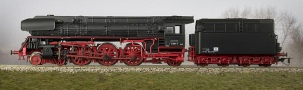 [Lokomotivy] → [Parní] → [BR 01] → 1018205: černá s červeným pojezdem, kouřovými plechy a olejovým tendrem BR 01.5