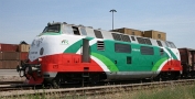 [Lokomotivy] → [Motorové] → [V 200] → 02504 E: v barevném schematu „Ferrovie Emilia Romagna“