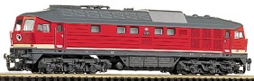 [Lokomotivy] → [Motorové] → [BR 132] → 02645: dieselová lokomotiva červená s proužkem, šedá střecha a pojezd