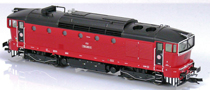 [Lokomotivy] → [Motorové] → [T478.3 „Brejlovec”] → 33327: dieselová lokomotiva červená s černou střechou a pojezdem
