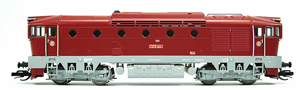 [Lokomotivy] → [Motorové] → [T478.3 „Brejlovec”] → 33382: dieselová lokomotiva v barevné kombinaci červená, šedý rám