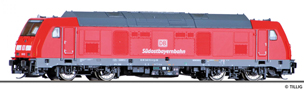 [Lokomotivy] → [Motorové] → [BR 246] → 04942: dieselová lokomotiva červená s šedou střechou a rámem „Südostbayernbahn“