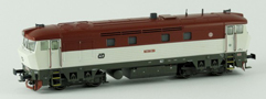 [Lokomotivy] → [Motorové] → [T478.1 „Bardotka”] → 33412: dieselová lokomotiva červená-bílá s černým rámem a pojezdem