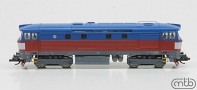 [Lokomotivy] → [Motorové] → [T478.1 „Bardotka”] → TT749-051: dieselová lokomotiva červená-modrá s bílým pásem, tmavě šedý rám a podvozky