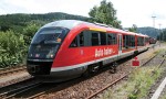 [Lokomotivy] → [Motorové vozy a jednotky] → [BR 642 Desiro] → 02886: červená-bílá s šedou střechou „Auto haben – Bahn fahren“