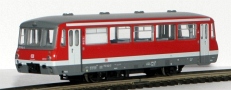 [Lokomotivy] → [Motorové vozy a jednotky] → [BR 172] → 772RD: červený s bílým pruhem a dveřmi, šedá střecha LVT 772