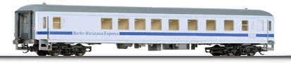 [Osobní vozy] → [Rychlíkové] → [typ m] → 01621 E: rychlíkový vůz bílý s modrým pásem a šedou střechou bordbistro „Berlin-Warszawa-Express″