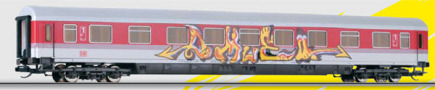 [Osobní vozy] → [Rychlíkové] → [typ m v barvách IC-původní] → 13688G: červený-bílý oddílový 2. tř., graffiti