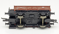 otevřený nákladní vůz červenohnědý s brzdařskou budkou ložený uhlím, typ Omk(u)