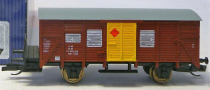 [Nákladní vozy] → [Kryté] → [2-osé s nízkou střechou G10] → 500777: krytý nákladní vůz červenohnědý se žlutými vraty a šedou střechou pro přepravu tetraethylu